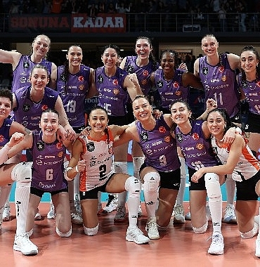 5-setlik-derbinin-galibi-eczacibasi-dynavit.jpg