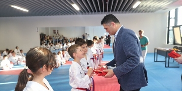 aliaga-belediyesi-taekwondo-kursunun-sporculari-kusak-atladi.jpg