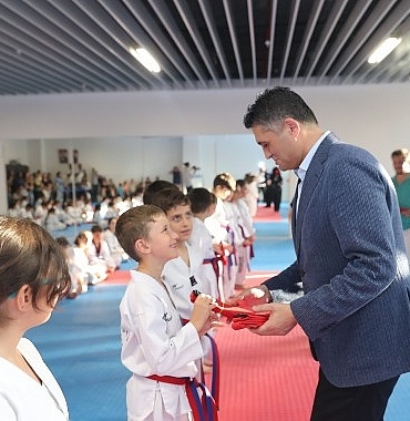 aliaga-belediyesi-taekwondo-kursunun-sporculari-kusak-atladi.jpg