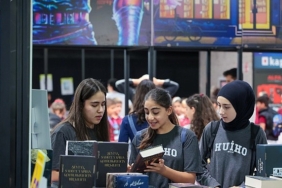 Antalya Kitap Fuarı’na öğrencilerden yoğun ilgi