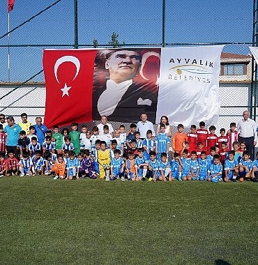 ayvalik-belediye-baskani-mesut-ergin-sporun-dostlugun-ve-kardesligin-bir-arada-oldugu-guzel-bir-turnuva-olsun.jpg