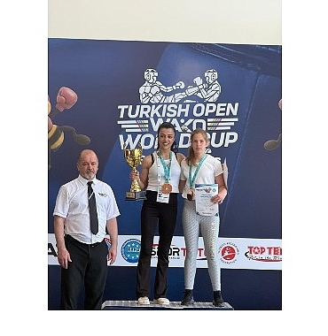 bagcilar-belediyesi-personeli-emine-arslan-kick-boks-dunya-kupasi-sampiyonu-oldu.jpg