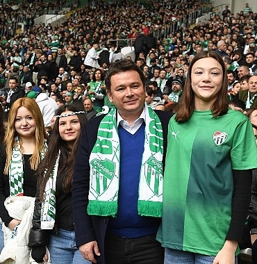 baskan-aydin-bursasporun-macini-ogrencilerle-birlikte-izledi.jpg