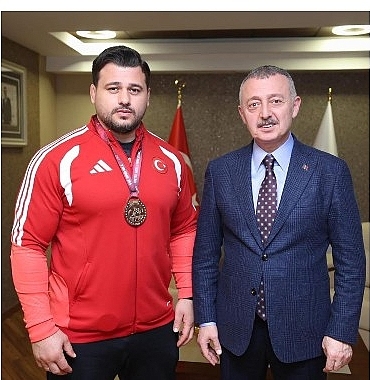 baskan-buyukakin-guresten-iki-onemli-ismi-agirladi.jpg