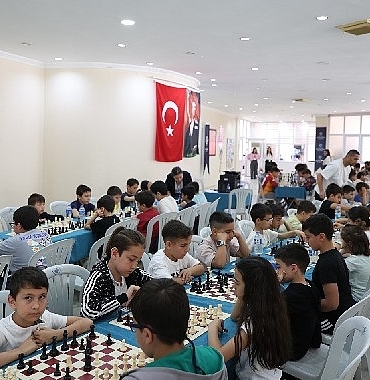 baskan-cercioglunun-destekleri-ile-satranc-ogrenen-ogrenciler-hamlelerini-yaristirdi.jpg