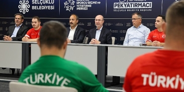 baskan-pekyatirmaci-down-sendromlu-futsal-milli-takimi-ile-bir-araya-geldi.jpg
