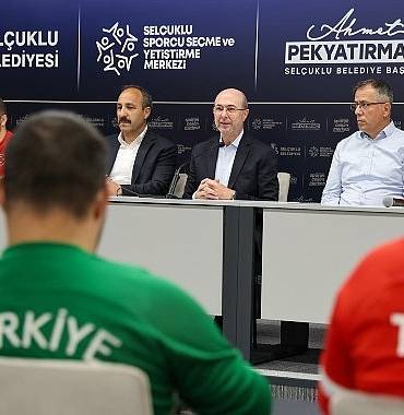 baskan-pekyatirmaci-down-sendromlu-futsal-milli-takimi-ile-bir-araya-geldi.jpg
