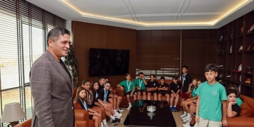 baskan-serkan-acar-basarili-yuzuculeri-makaminda-agirladi.jpg