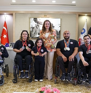 baskan-vekili-ozdemir-sampiyon-sporculari-agirladi.jpg