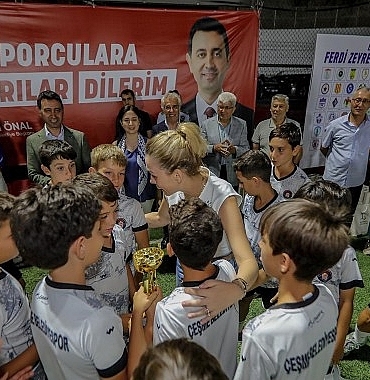 bayraklida-anlamli-turnuva-ferdi-zeyrek-u-12-cupta-sampiyon-cocuklar.jpg