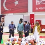 bayraklidaki-okullara-spor-malzemesi-destegi.jpg