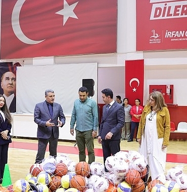 bayraklidaki-okullara-spor-malzemesi-destegi.jpg