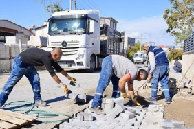 Burhaniye’de Yol Yapım ve Bakım Çalışmaları Sürüyor
