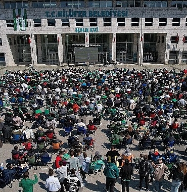 bursasporun-sampiyonluk-maci-halk-evi-onunde-dev-ekranda-izlendi.jpg