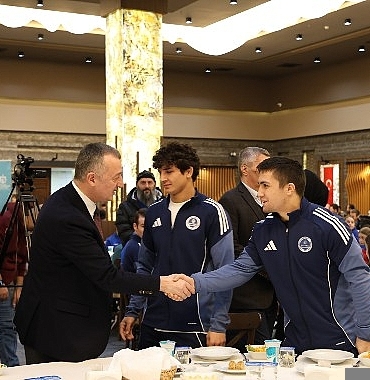 buyukakin-basarili-sporcularla-iftar-yapti.jpg