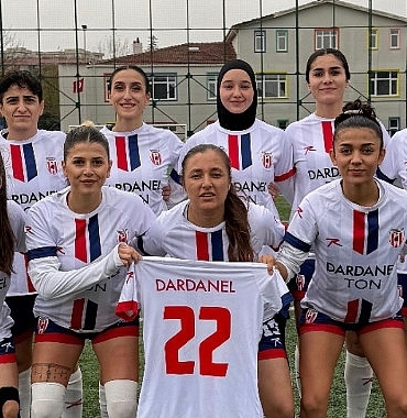 canakkale-dardanelspor-kadin-futbol-takimi-ligin-ilk-yarisini-lider-olarak-tamamladi.jpg