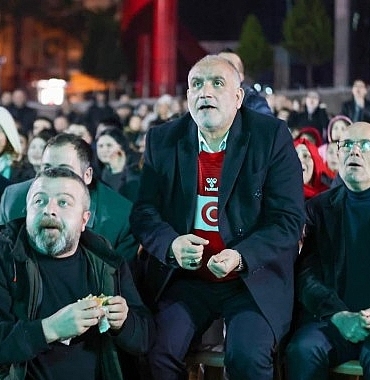 canikte-tribun-ruhu-meydana-tasindi-dev-ekranla-milli-mac-coskusu-yasandi.jpg