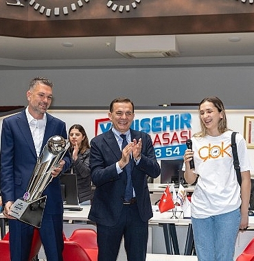 cbk-mersinden-baskan-abdullah-ozyigite-sampiyonluk-tesekkuru.jpg