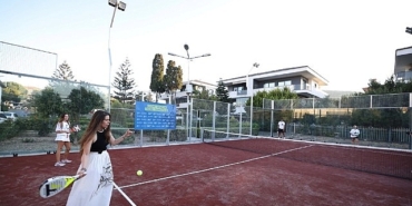 cesmede-spora-yeni-yatirim-16-eylul-kurtulus-parkina-padel-kortu-kazandirildi.jpg