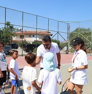 dikilide-cocuklar-tenis-ile-bulusuyor.jpg
