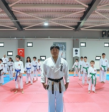 dunya-sampiyonasi-yolunda-uluslararasi-karate-semineri-keciorende-tamamlandi.jpg