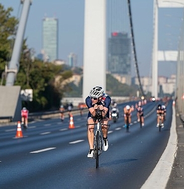 dunyanin-ilk-oral-b-asya-ve-avrupa-triatlon-sampiyonasi-istanbulda-yapildi.jpg
