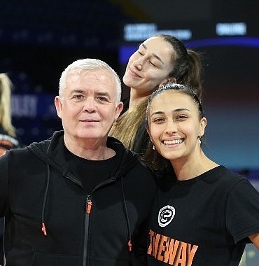 eczacibasi-dynavitin-axa-sigorta-kupa-voley-kadinlar-yari-finalde-rakibi-vakifbank.jpg