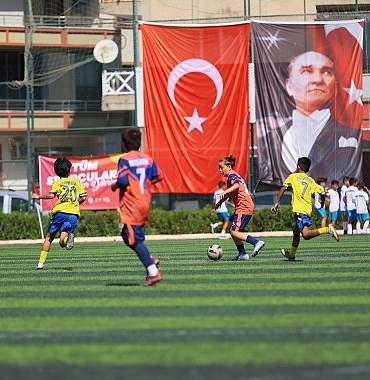 efes-selcukta-ferdi-zeyrek-futbol-musabakalari-heyecani.jpg