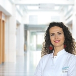 evde-dis-beyazlatmadan-kacinin-beyazlatma-islemi-guvenilir-kliniklerde-yapilmali.jpg