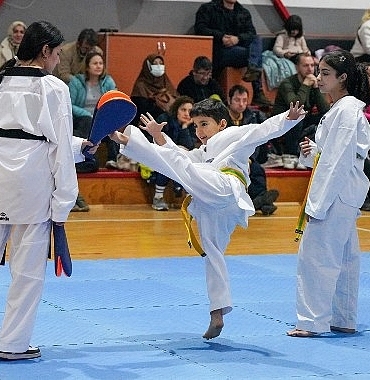 gaziemirin-taekwondoculari-kusak-heyecani-yasadi.jpg