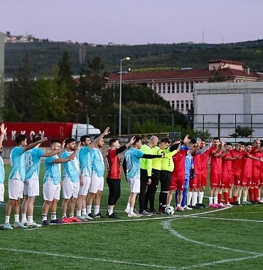 gemlikte-isci-bayrami-heyecani-yesil-sahaya-tasindi.jpg