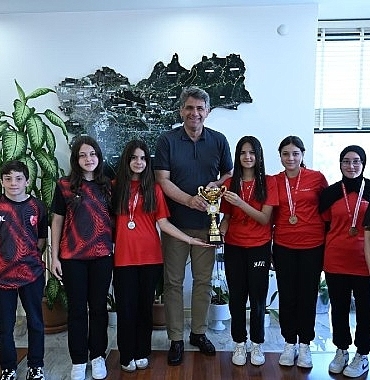 genc-sporcular-basarilarini-baskan-kocamanla-paylasti.jpg