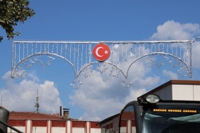 Geyve Çarşısında Dekoratif Aydınlatma Çalışmaları Başladı