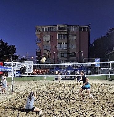 golcukte-plaj-voleybolu-turnuvasi-buyukler-kategorisinde-sona-erdi.jpg