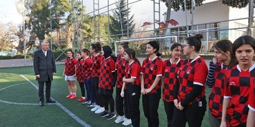 guzelbahce-belediyesi-kiz-futbol-takimindan-iddiali-baslangic.jpg