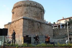 Hıdırlık Kulesi’nde Akdeniz manzarasına müzik eşlik etti