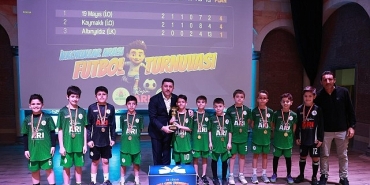 ilkokullar-arasi-futbol-turnuvasinda-kupa-toreni-yapildi.jpg