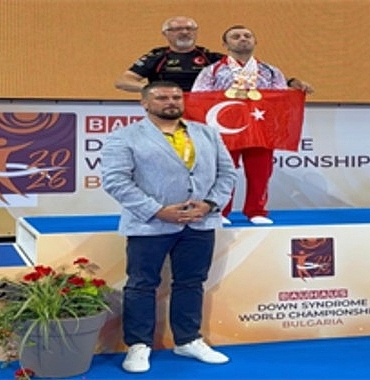 izmirli-sporcudan-tarihi-basari.jpg