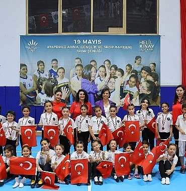 karabaglar-belediyesi-spor-okulu-ogrencileri-19-mayis-spor-senliginde-bulustu.jpg