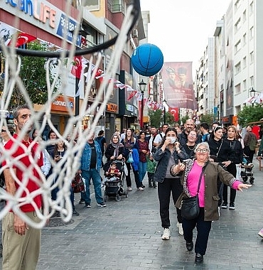 karsiyaka-carsisinda-renkli-anlar-hergele-meydanina-basketbol-potasi-kuruldu.jpg