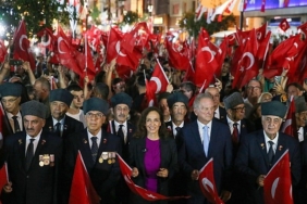 Karşıyaka’da 9 Eylül coşkusu sokakları kırmızı beyaza bürüdü