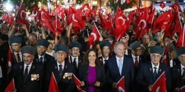 Karşıyaka’da 9 Eylül coşkusu sokakları kırmızı beyaza bürüdü