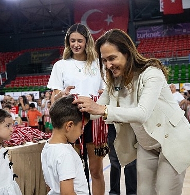 karsiyakada-kis-spor-okullarina-gorkemli-kapanis.jpg