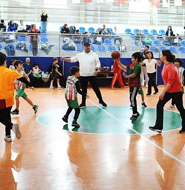karsiyakali-aileler-basketbol-senliginde-bulustu.jpg