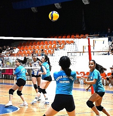 kemer-belediye-voleybol-takimi-galibiyetle-basladi.jpg