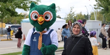 Kitapla denge oyunu fuara renk kattı