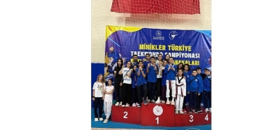 kocaelinin-gururu-kagitspor-kursulerden-inmiyor.jpg