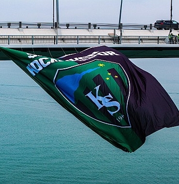 kocaelispor-bayragi-osmangazi-koprusune-asildi-o-is-tamam.jpg