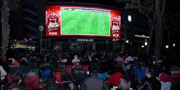 konyalilar-milli-coskuyu-dev-ekrandan-takip-etti.jpg