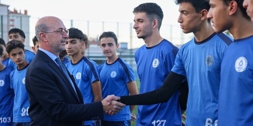 konyasporlu-futbolculardan-selcuklu-belediyespor-kulubu-u15-ve-u17-futbol-takimlarina-moral-ziyareti.jpg